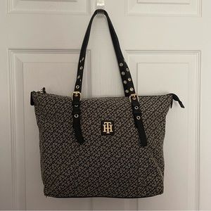 👜 Tommy Hilfiger Signature Jacquard Zip Tote with FREE Wallet. ♥️